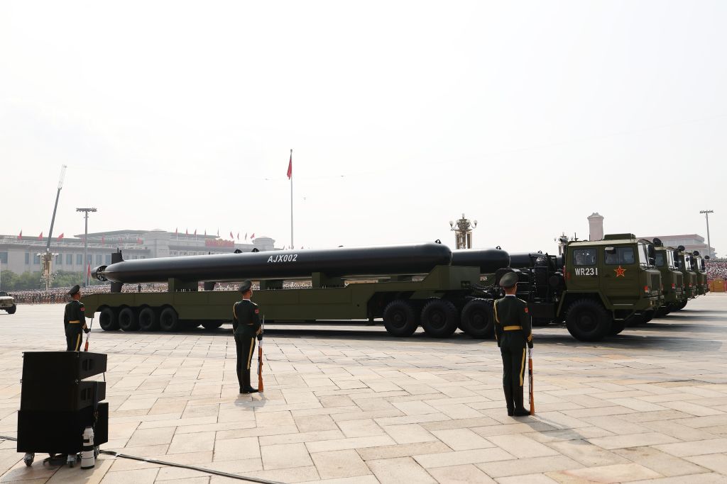 Veículos transportam os drones submarinos AJX002 no desfile militar chinês.