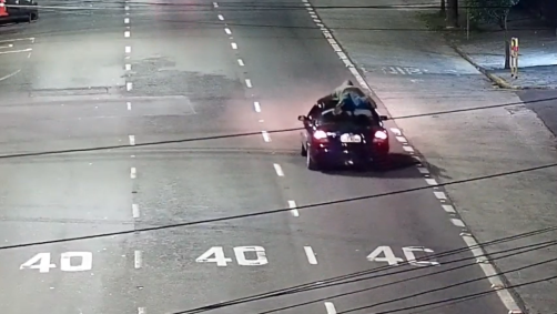 HOMEM PENDURADO CARRO