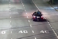 VÍDEO: homem é flagrado em cima de carro em movimento no RS