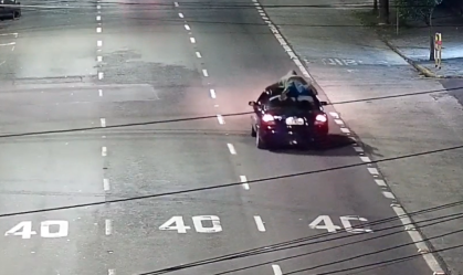 VÍDEO: homem é flagrado em cima de carro em movimento no RS