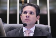 Hugo Motta promete votar PL que garante bagagem de mão gratuita nos voos