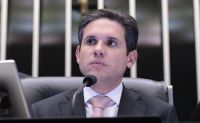 Hugo Motta promete votar PL que garante bagagem de mão gratuita nos voos