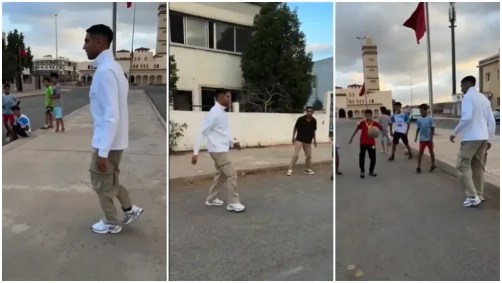 Hakimi joga futebol com crianças em rua do Marrocos