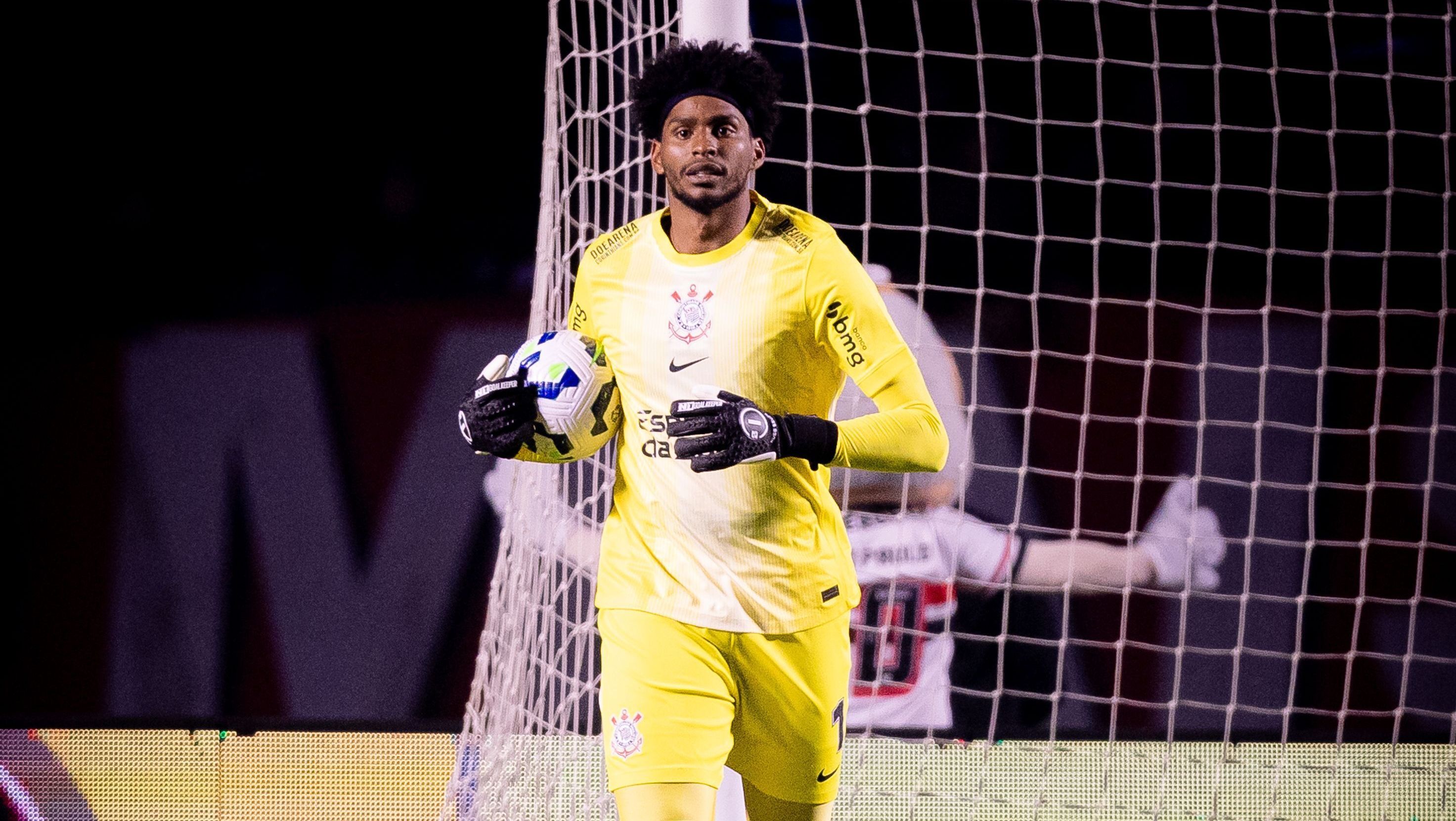 Hugo Souza ultrapassa Dida em pênaltis defendidos