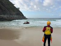 Bombeiros procuram adolescentes que sumiram após mergulho no Leme (RJ)