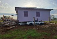 Destruição em SC: casa vai parar em cima de carro após forte temporal