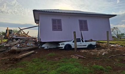 Destruição em SC: casa vai parar em cima de carro após forte temporal