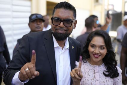 Presidente Irfaan Ali e primeira-dama Arya Ali votam em eleições na Guiana