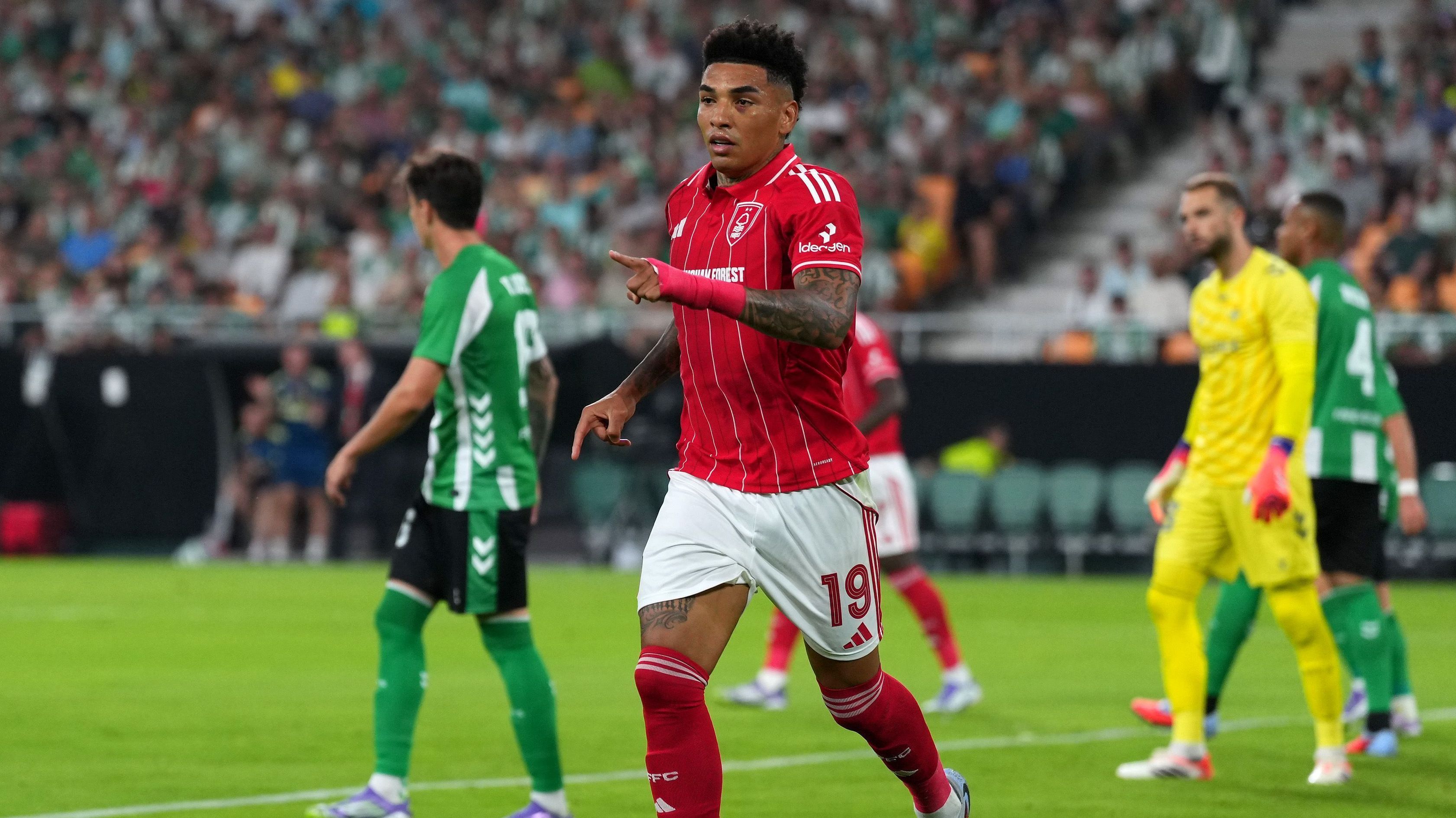 Igor Jesus lidera virada do Nottingham Forest contra o Betis • Aitor Alcalde/Getty Images