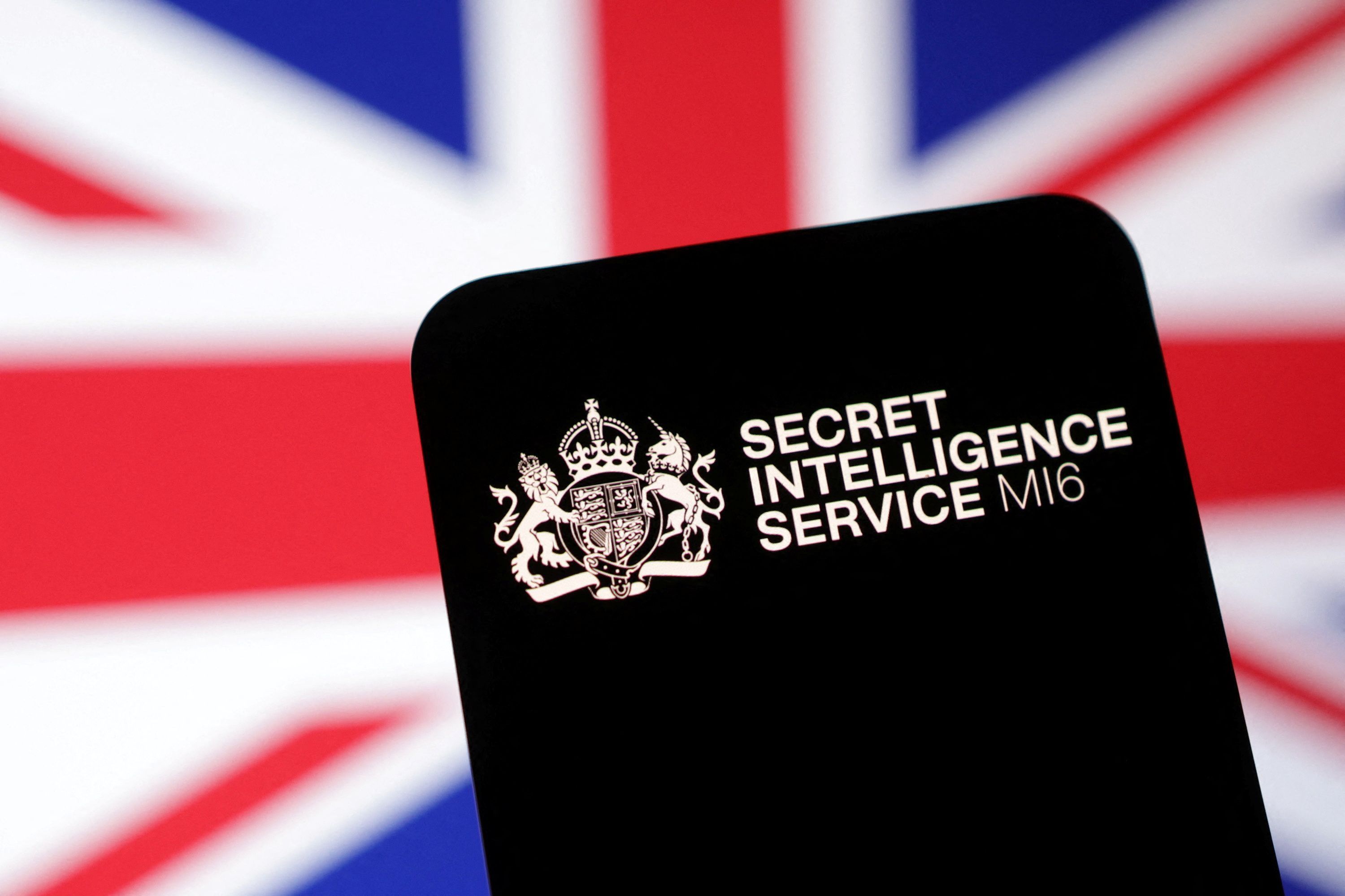 Ilustração com logotipo do MI6 e a bandeira do Reino Unido