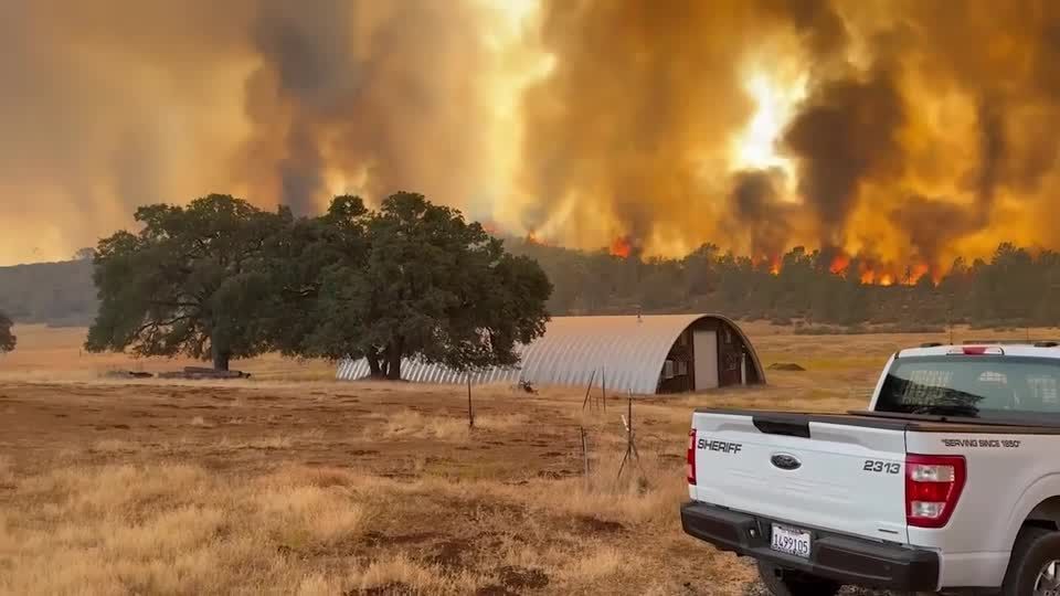 Incêndio florestal atinge cidade histórica da corrida do ouro na California, EUA