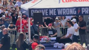 Veja o momento em que o influenciador trumpista Charlie Kirk é baleado
