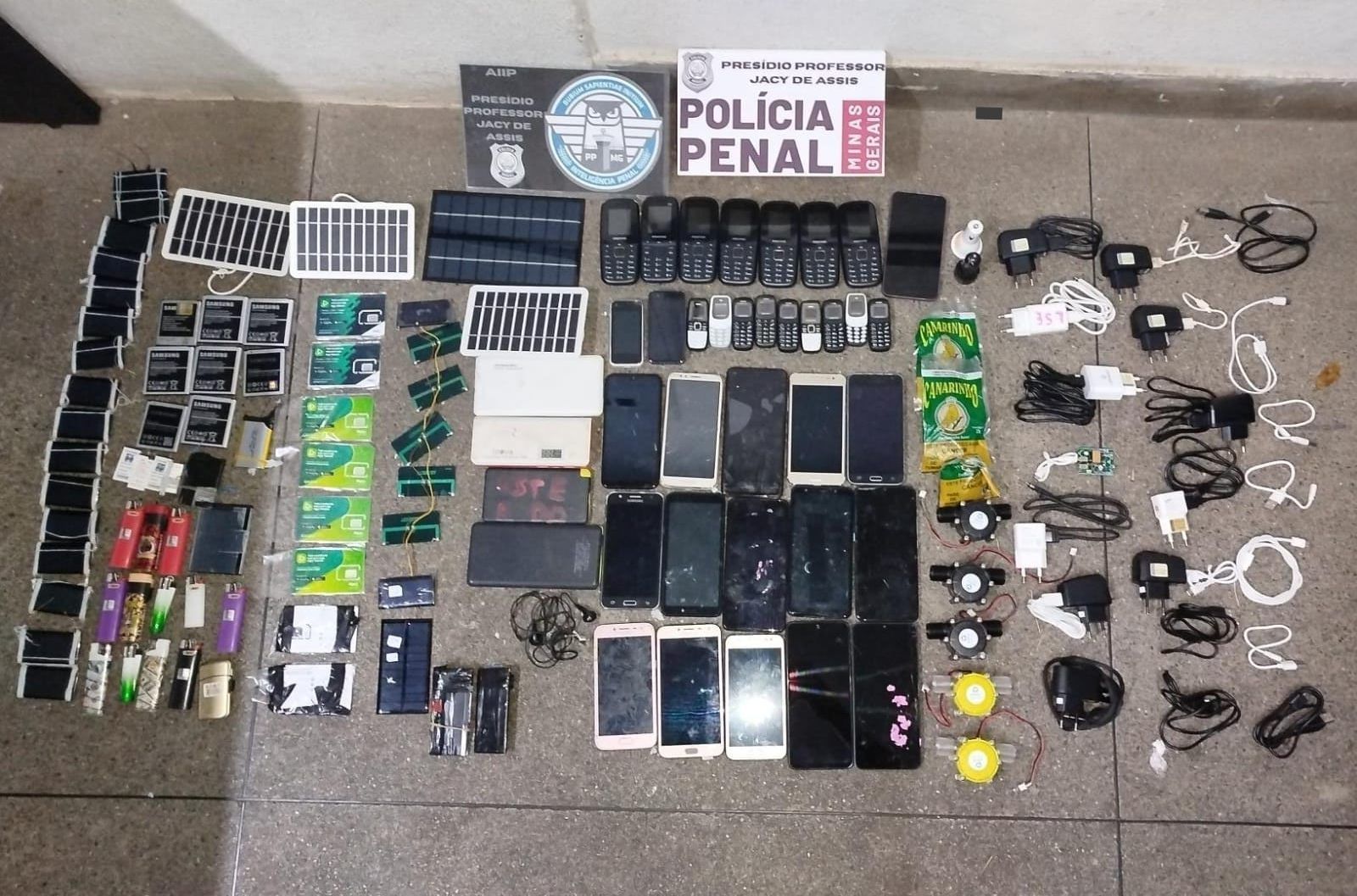 Imagem de destaque do post: MG: garis tentam entrar em presídio com celulares escondidos em caminhão