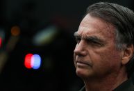 Sob questionamento por demora em hospital, Bolsonaro envia atestado ao STF
