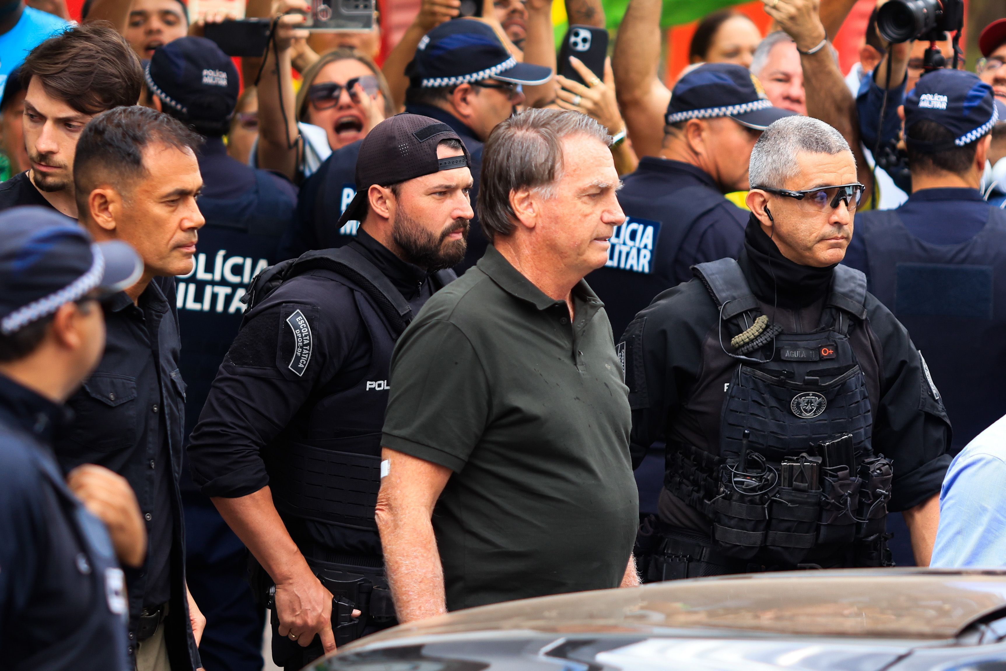 Bolsonaro recebeu alta, mas deve seguir tratamentos, informa boletim médico