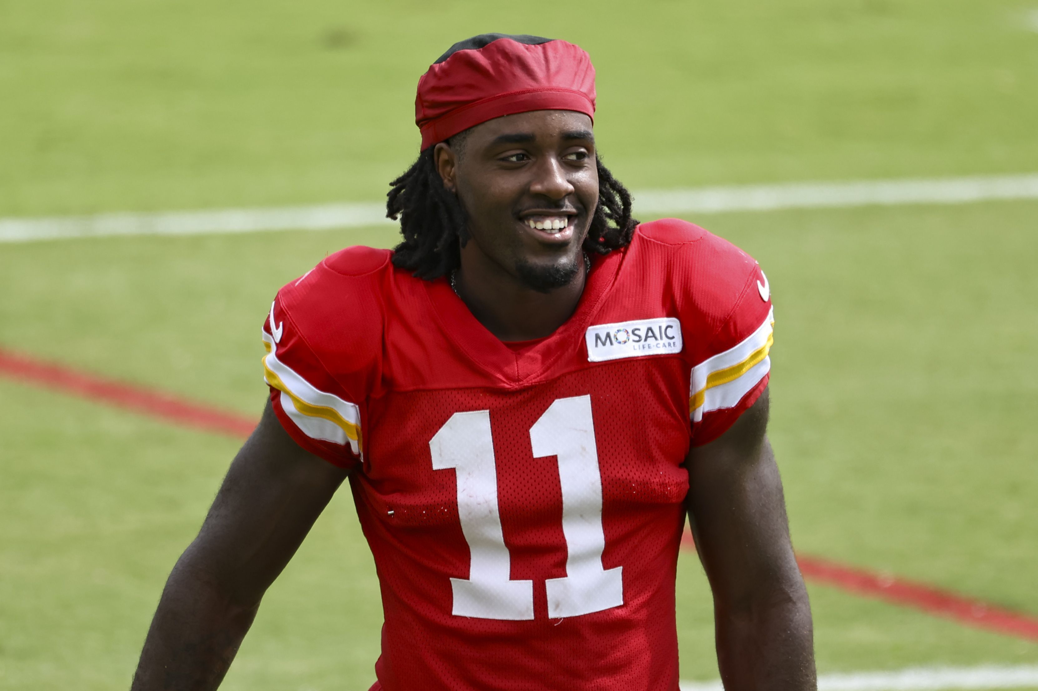 Jalen Royals sorrindo (Scott Winters/Icon Sportswire via Getty Images) •