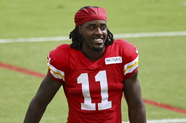 Jalen Royals sorrindo (Scott Winters/Icon Sportswire via Getty Images) •