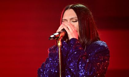 Jessie J se emociona ao falar de câncer no The Town e canta música inédita