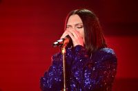 Jessie J se emociona ao falar de câncer no The Town e canta música inédita