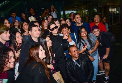 Jessie J desembarca no Brasil em meio a tratamento de câncer; confira