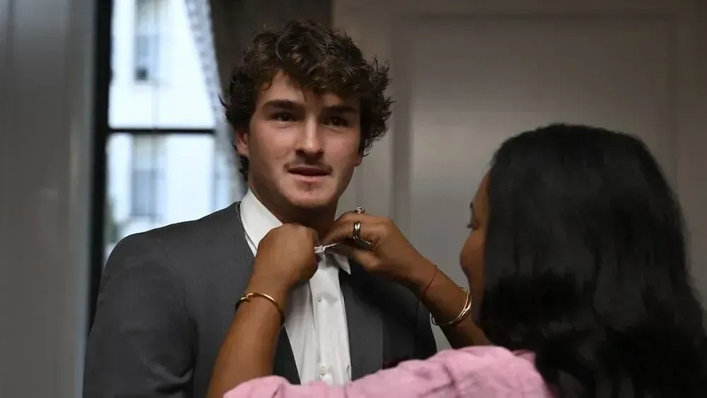 João Fonseca posa com traje fino para fotos da Laver Cup