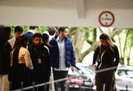 João Silva, filho de Faustão, se despede da filha de ex-namorada em velório