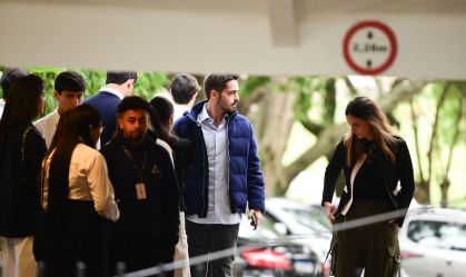 João Silva, filho de Faustão, se despede da filha de ex-namorada em velório