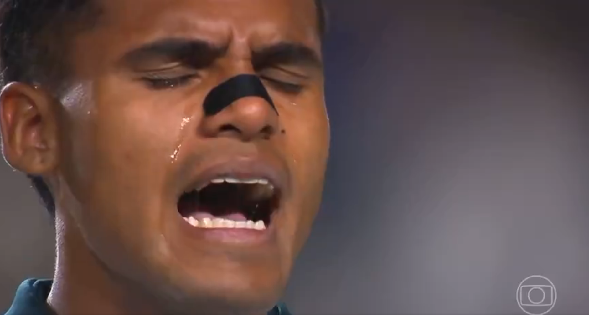 Jogador da Bolivia chora durante hino nacional
