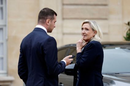 Presidente do partido de extrema-direita francês Reunião Nacional, Jordan Barella, conversa com líder da extrema-direita francesa Marine Le Pen