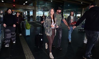 Kacey Musgraves desembarca no Brasil para rodeio em SP; veja fotos