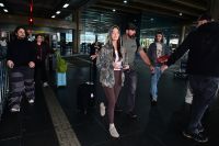 Kacey Musgraves desembarca no Brasil para rodeio em SP; veja fotos