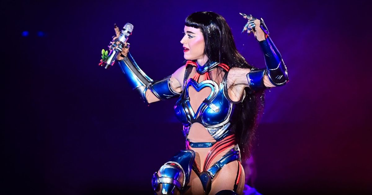 Katy Perry fica presa em garrafa inflável e pede ajuda ao público em show