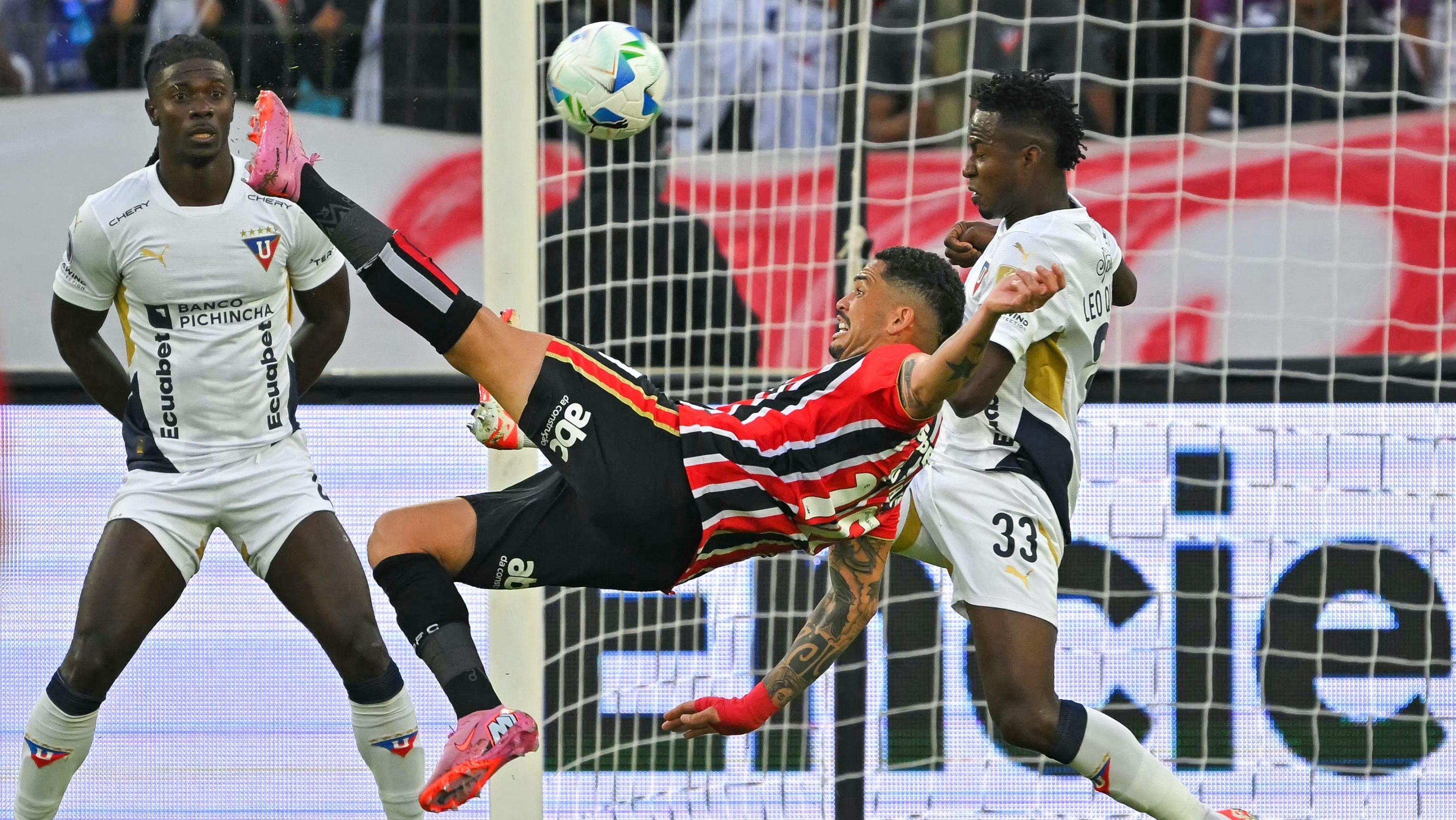 Lance de Luciano em LDU x São Paulo pelas quartas de final da Libertadores