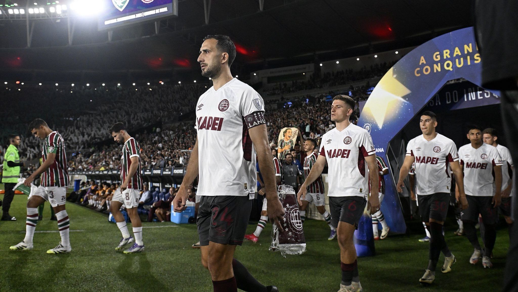 Lanús buscou o empate no Maracanã e eliminou o Fluminense