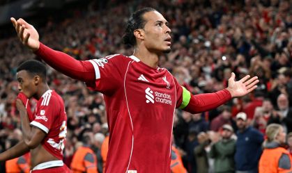Van Dijk comemora gol contra o Atlético de Madrid nos acréscimos