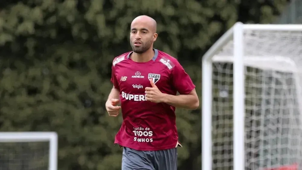 Lucas corre no CT do São Paulo; atacante não enfrentará a LDU no jogo de ida