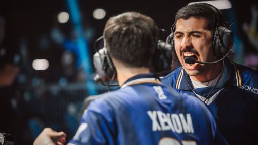 Gabriel "cortezia" e Eduardo "xenom" comemorando durante MIBR x DRX pelos playoffs do VALORANT Champions