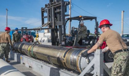 Navio de guerra do Japão vai aos EUA para ser equipado com mísseis Tomahawk