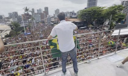 Wagner Moura em ato contra anistia e PEC da Blindagem, em Salvador