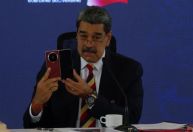 Maduro exibe aparelho celular da Huawei e agradece a Xi Jinping