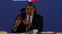Maduro exibe aparelho celular da Huawei e agradece a Xi Jinping