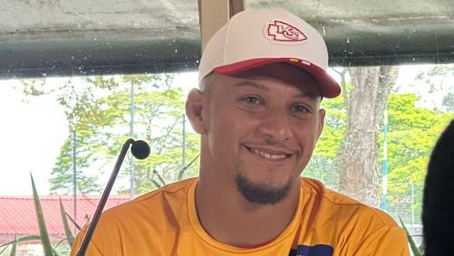 Mahomes jogador em entrevista coletiva antes do jogo contra o Charges