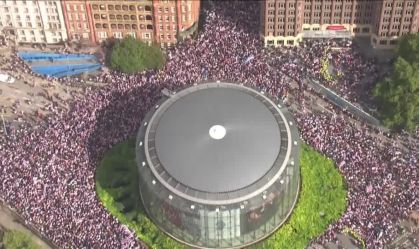 Mais de 100 mil pessoas participam de protesto anti-imigração em Londres