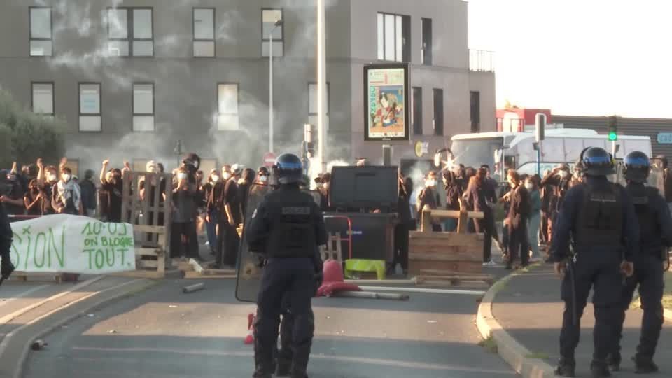 Manifestantes entram em confronto com a polícia enquanto bloqueiam rotatória no sul da França
