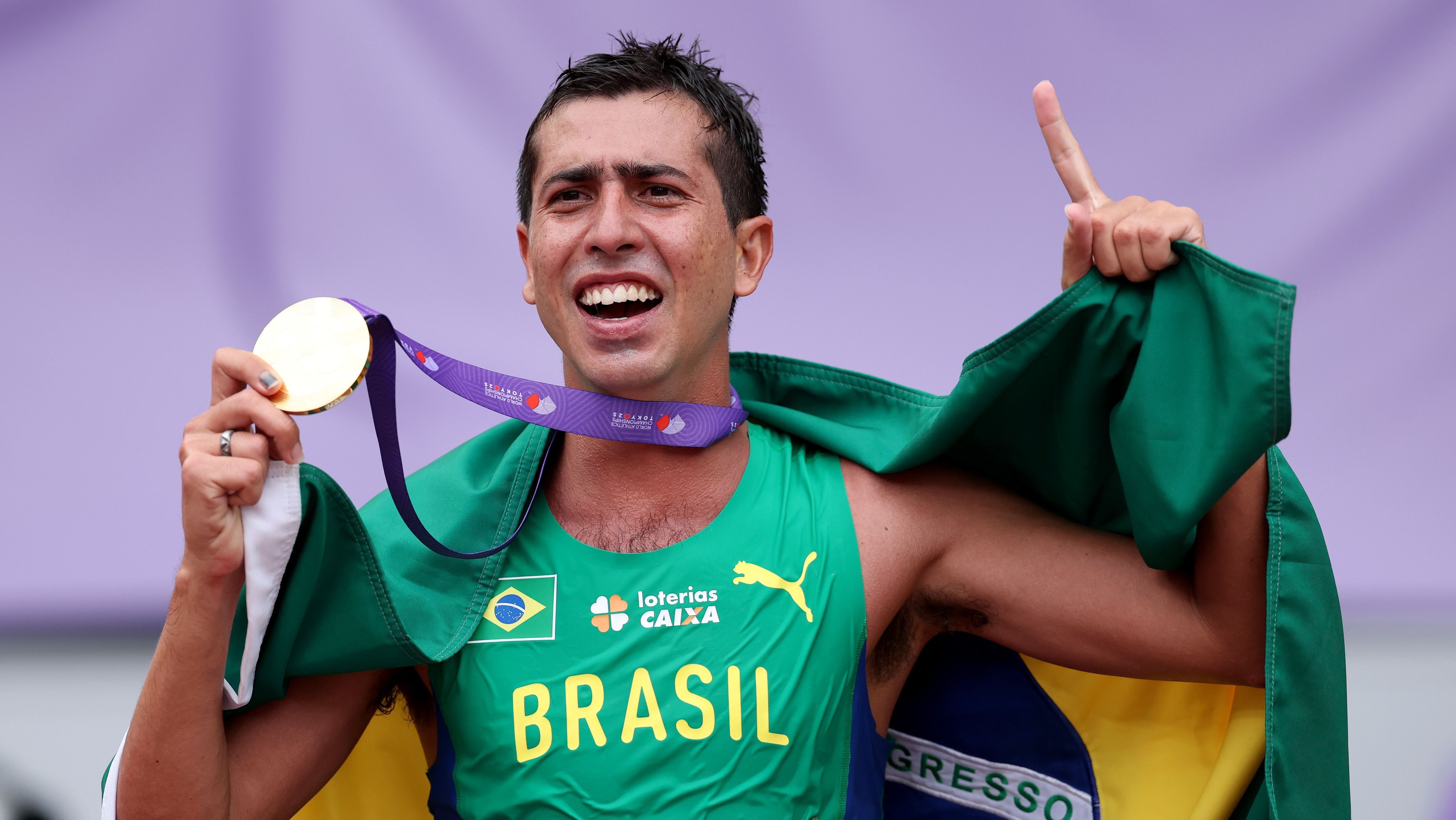 Caio Bonfim celebra o ouro nos 20km da marcha atlética no Mundial de Atletismo, em Tóquio, no Japão, em setembro de 2025