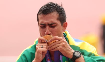 Caio Bonfim arranca e conquista o ouro no Mundial de Atletismo
