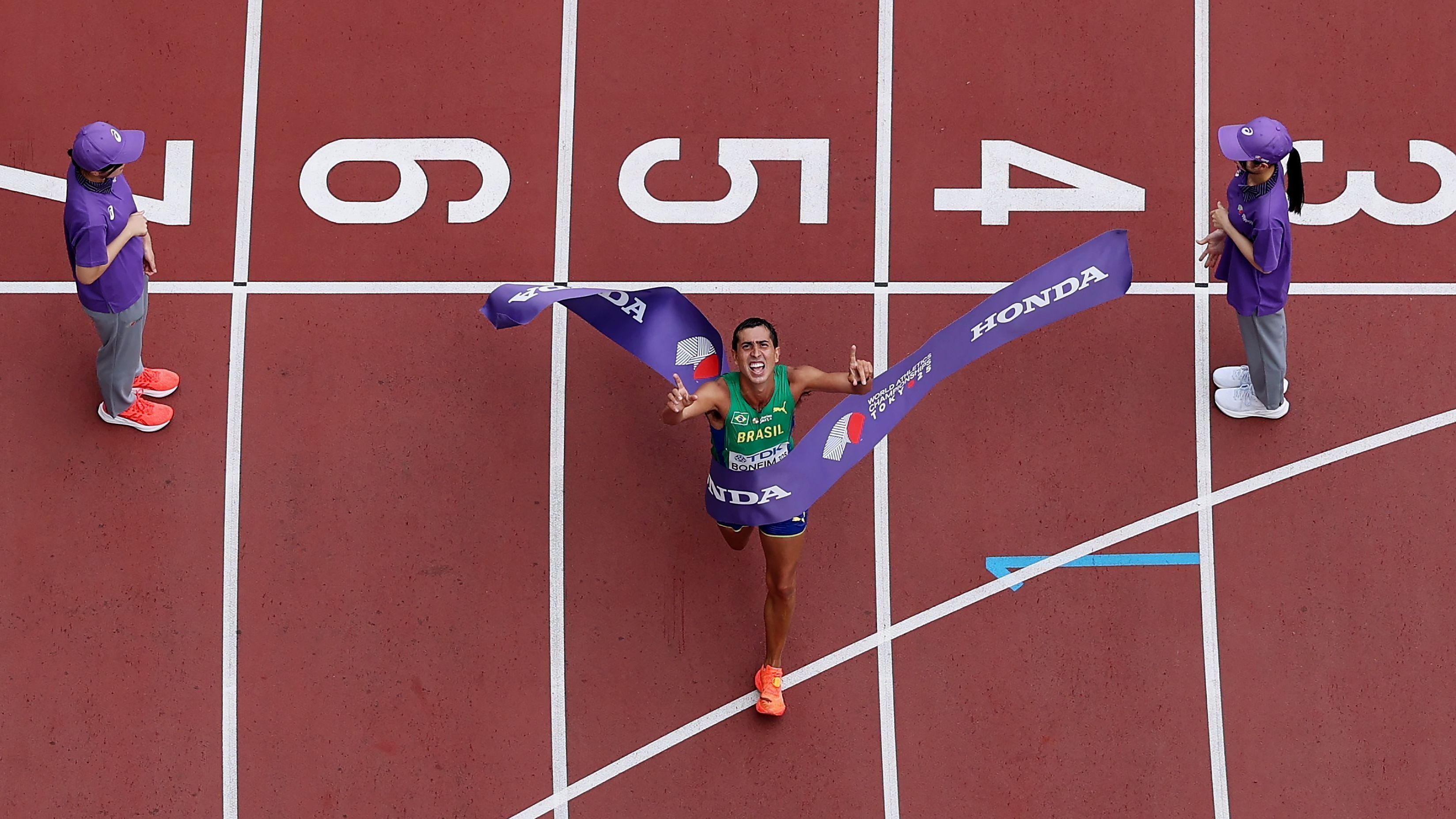 Caio Bonfim olha para o alto depois de cruzar a linha de chegada e conquistar o ouro nos 20km da marcha atlética no Mundial de Atletismo, em Tóquio, no Japão, em setembro de 2025