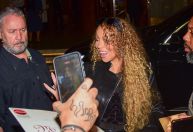 Mariah Carey chega ao Brasil e atende fãs na porta de hotel; veja