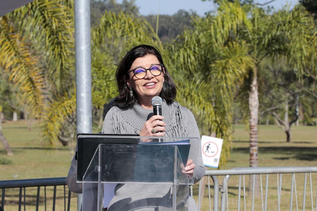Marli Quadros Leite, Pró-reitora de Cultura e Extensão Universitária da USP, faz discurso na abertura da feira na USP