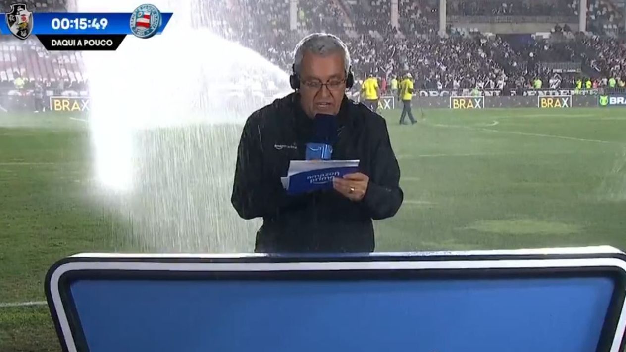 Mauro Naves recebe "banho" de irrigador em São Januário